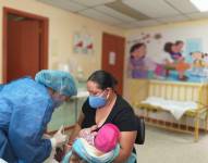 Madres y padres de familia recorren los centros de salud buscando vacunas del cuadro básico para los niños.