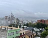 Imagen panorámica del norte de Quito con lluvia y neblina este martes 17 de mayo del 2022.