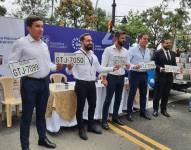 Carlos Balarezo, director de la Comisión de Tránsito del Ecuador (CTE); Adrián Castro; director de la Agencia Nacional de Tránsito (ANT); Pablo Arosemena, gobernador del Guayas; Carlos Orellana, director de Revisión Técnica Vehicular de la ATM; y Miguel Vasquez, director de la ANT en Guayas.