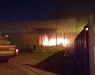 Personal del Cuerpo de Bomberos de Quito apagó las llamas en la fábrica.
