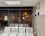 Sala de espera del centro de salud atacado a balas en Bastión Popular, norte de Guayaquil.