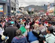 Cientos de personas se concentran en las principales calles de Ibarra, en Imbabura.