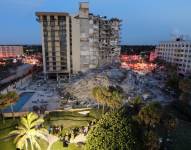 Fotografía divulgada por el Departamento de Bomberos del condado de Miami-Dade que muestra una vista aérea del edificio de 12 pisos derrumbado parcialmente. EFE