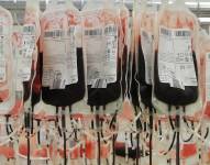 En la imagen se observa muchas bolsas de sangre.