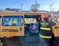 Los bomberos acudieron al sitio del siniestro para dar asistencia a los afectados.