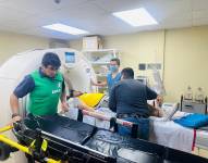 Los técnicos del MSP atendiendo a un paciente con problemas cerebrovasculares.