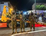 Miembros de las Fuerzas Armadas junto a las motocicletas retenidas.
