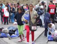 Migrantes en la frontera entre Ecuador y Colombia.