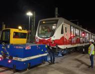 La unidad 16 del Metro de Quito, al momento que era trasladada a Talleres y Cocheras.