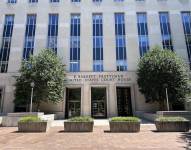 Vista de la fachada del edificio E. Barrett Prettyman del Tribunal Federal donde se celebró el juicio contra un líder de los Proud Boys en Washington, EE.UU.
