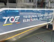 La puerta del Tribunal Contencioso Electoral, en Quito.