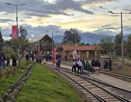 Turistas visitan el Parque del Ferrocarril, en Cuenca.