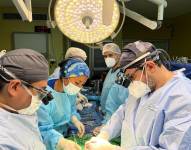 Equipo de cirujanos realiza una cirugía cardíaca.