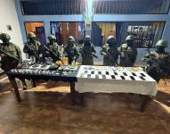 Imagen de celulares decomisados por mujeres militares en la cárcel de Riobamba, el 13 de agosto de 2025.