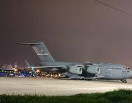 Imagen del martes 28 de enero del avión estadounidense que llegó a Guayaquil con ecuatorianos deportados.