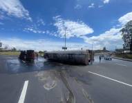 El personal del Cuerpo de Bomberos Quito realizó la contención del derrame y la limpieza del combustible en el sitio.