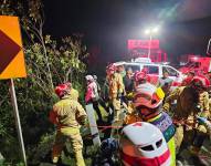 Imagen de equipos de emergencia en el rescate de personas tras accidente de bus en la vía Cuenca-Molleturo-Naranjal.
