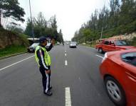 Un agente gestiona el tránsito en Quito
