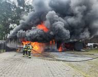 El personal del Cuerpo de Bomberos de Quito apaga el fuego.