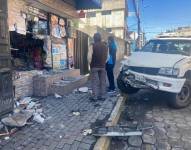 El carro destruyó la fachada de la tienda de abarrotes en Quitumbe, sur de Quito.