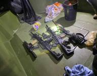 Tras controlar la situación, se decomisó un considerable arsenal, que incluía cuatro escopetas, dos armas tipo Mosberg, tres fusiles de distintos calibres, entre otros.