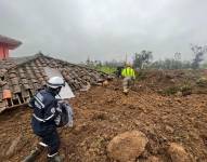 Los grupos de rescate intervienen ante deslizamiento de tierra en Girón.