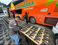 Imagen del decomiso de 288 armas en un bus interprovincial en Napo, Pastaza.