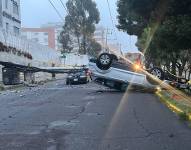 Quito: accidente de tránsito involucra a dos autos y un poste de luz eléctrica