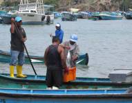 En Santa Rosa, provincia de Santa Elena, pescadores incendiaron una embarcación utilizada por los piratas que roban sus motores en altamar.