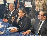 La candidata a la Vicepresidencia, Andrea González; el candidato a asambleísta, Patricio Carrillo, y el director nacional de la campaña de Villavicencio, Antonio López, dieron una rueda de prensa.