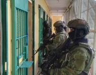 Imagen de los militares entrando al centro de rehabilitación social Regional Guayas este jueves 7 de marzo, ubicado en el complejo carcelario donde se encuentra también la Penitenciaría del Litoral de Guayaquil.