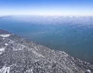 La niebla se eleva desde el lago Michigan por las temperaturas bajas récord en las afueras de Chicago, Illinois, EE.UU., el 16 de enero de 2024.