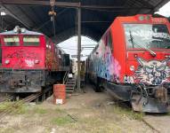 Dos locomotoras de los Ferrocarriles del Ecuador vandalizadas con grafitis en los talleres de Chiriyacu.
