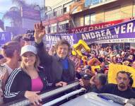 El candidato realizó su última caravana previo a las votaciones.