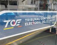 El logo del TCE en la puerta de esa entidad, en las calles Robles y Juan León Mera, en Quito.