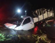 Imagen de la camioneta que cayó en el socavón de la vía.