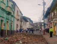 Personal de la Policía Nacional evalúa los daños tras el sismo en la provincia del Carchi.
