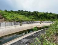 Dos cadáveres apuñalados y dos brazos fueron hallados en el sector de Casas Viejas, en Guayaquil.
