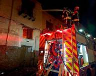 Los bomberos intervinieron desde horas de la madrugada para apagar el fuego.