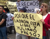 Imagen de familiares y amigos protestando por Yuliano Salazar, joven que está preso por arrollar a dos ladrones en Guayaquil.