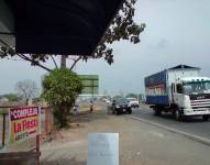 Según la Policía, los sujetos ingresaron con combos y dañaron los vidrios de las oficinas, todo parecía una escena de película. Referencial