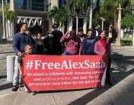 Seguidores del gobierno de Venezuela se manifiestan afuera de una corte federal en Miami, Florida, el lunes 15 de noviembre de 2021, en apoyo del empresario colombiano Alex Saab.