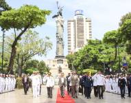 María José Pinto rindió homenaje a Guayaquil y a los héroes del 9 de octubre con una ofrenda floral en la Columna de los Próceres.
