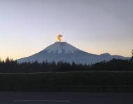Una nube se apreció sobre el cráter del Cotopaxi.