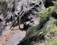 Imagen de un carro que fue arrastrado por un deslave en Guamote, Chimborazo.