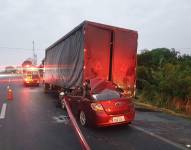 Conductor de auto muere tras estrellarse contra un camiónen la vía Guayaquil-Salinas