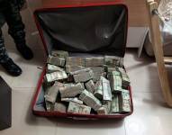 Más de medio millón de dólares había en la casa allanada en La Aurora