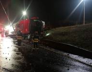 Un autobús se volcó la madrugada de hoy en las avenidas Mariscal Sucre y Mariana de Jesús.