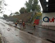 La caída del cerramiento en la av. Maldonado ocasionó el cierre total de la vía.