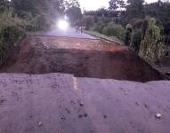 Foto del socavón en el kilómetro 12 de la vía La Concordia- Puerto Nuevo, de la provincia de Santo Domingo de los Tsáchilas. Una ambulancia cayó al precipicio, y su conductor falleció.